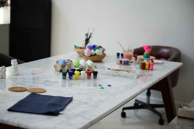 biurko z narzędziami do haftu